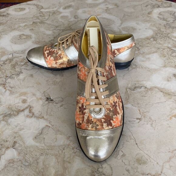 Vintage Amalfi By Rangoni Italian Gold & Floral Sneakers - Picture 3 of 9